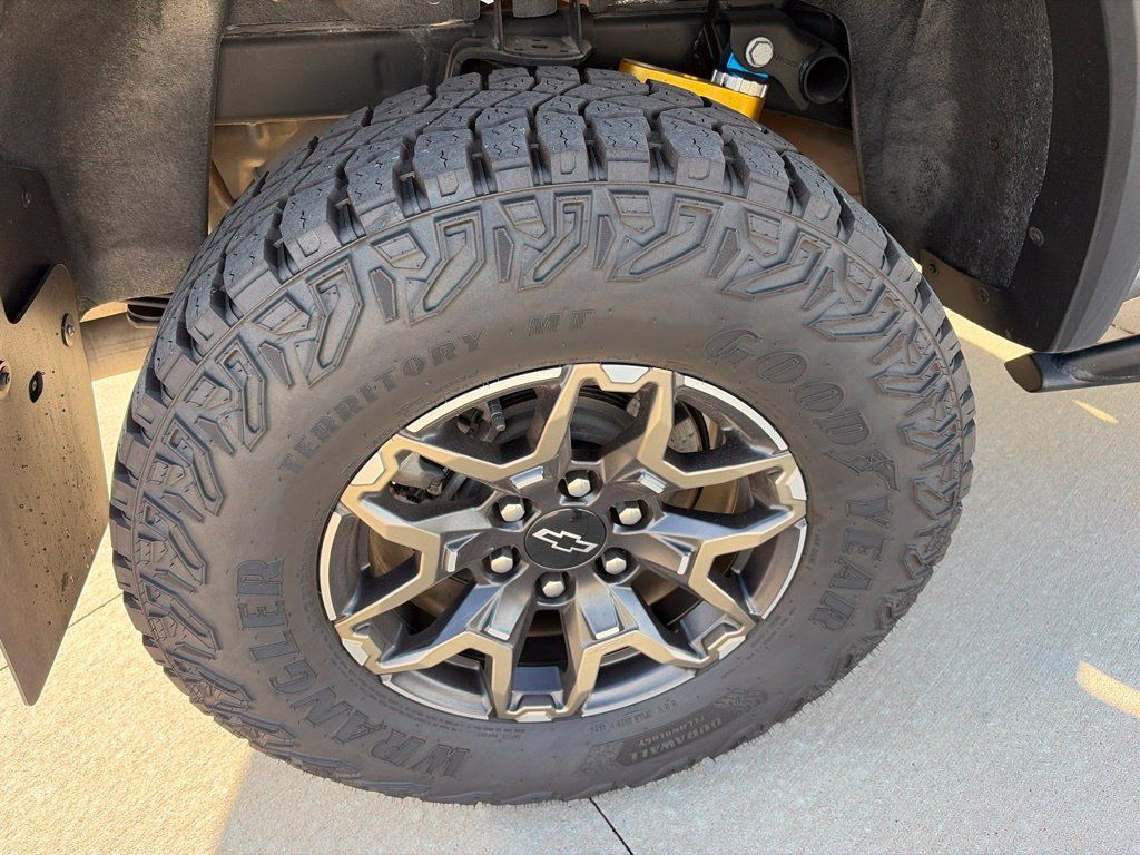 Used 2025 Chevrolet Colorado ZR2 w/ Technology Package AWD/4WD image 25