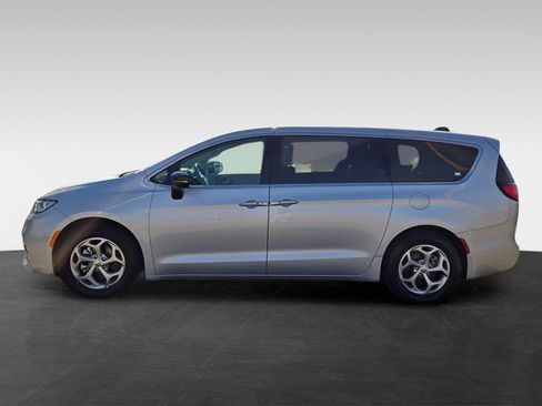 Used 2024 Chrysler Pacifica Limited image 8