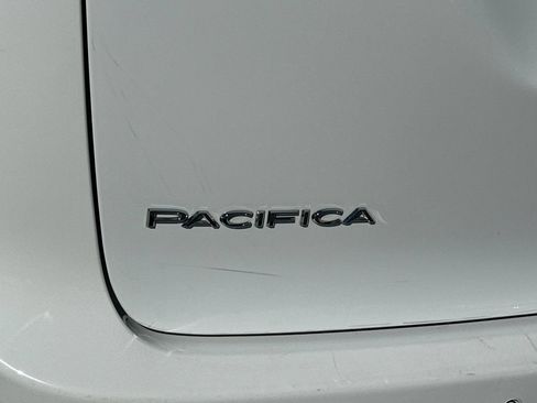 Used 2023 Chrysler Pacifica Touring-L FWD image 33