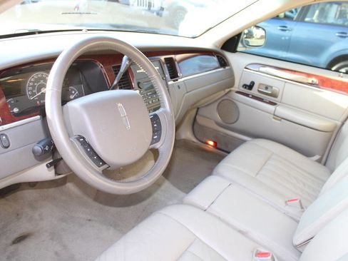Used 2005 Lincoln Town Car Signature image 13