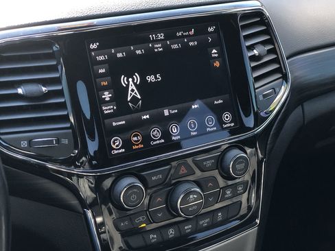 Used 2021 Jeep Grand Cherokee Laredo X image 20