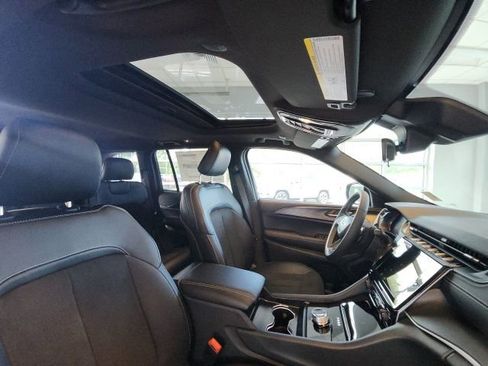 New 2025 Jeep Grand Cherokee Altitude image 23