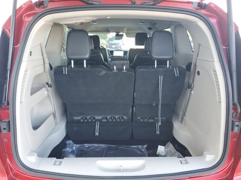 Used 2024 Chrysler Pacifica Touring-L image 12