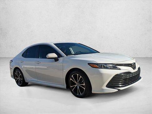 Used 2020 Toyota Camry LE FWD image 3