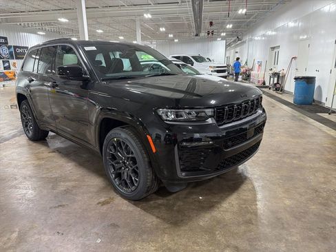 New 2026 Jeep Grand Cherokee Summit AWD/4WD image 2