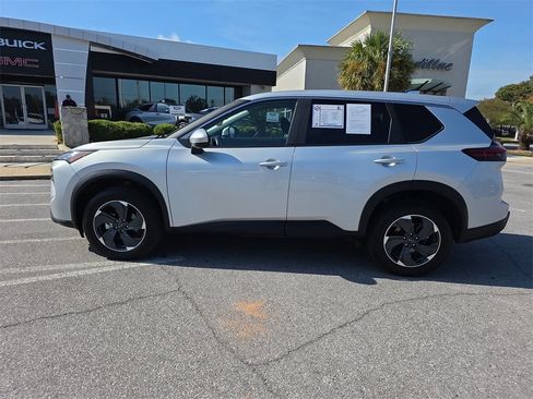 Used 2024 Nissan Rogue SV image 4