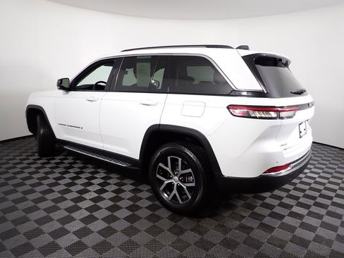 Used 2023 Jeep Grand Cherokee Limited w/ Luxury Tech Group II AWD/4WD image 13