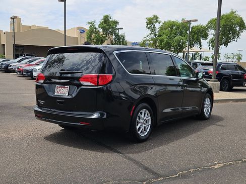 Used 2023 Chrysler Voyager LX FWD image 5