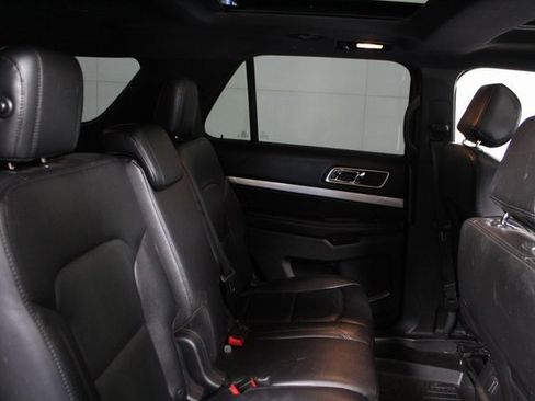 Used 2016 Ford Explorer XLT w/ Equipment Group 202A image 10