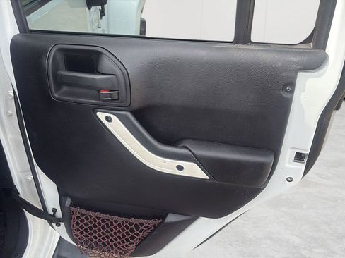 Used 2012 Jeep Wrangler Unlimited Sahara AWD/4WD image 28