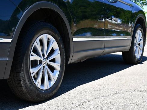 Used 2018 Volkswagen Tiguan SE w/ Panoramic Sunroof Package AWD/4WD image 9
