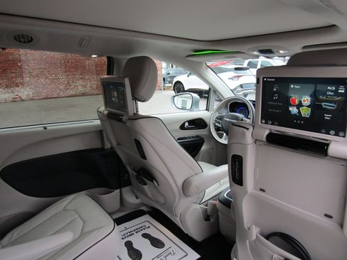 Used 2021 Chrysler Pacifica Limited w/ Uconnect Theater Family Group image 22