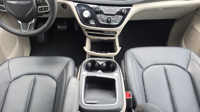 Used 2024 Chrysler Pacifica Touring-L FWD image 8