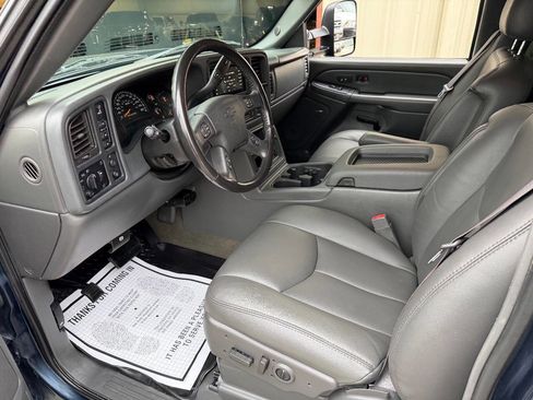 Used 2006 Chevrolet Silverado 2500 LT w/ Heavy-Duty Power Package image 3