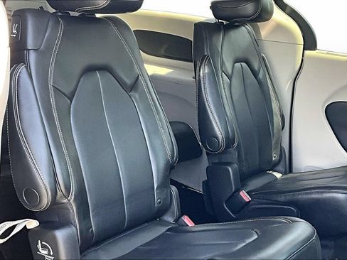 Used 2023 Chrysler Pacifica Touring-L FWD image 3