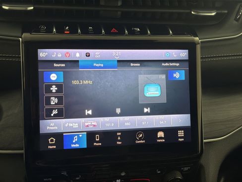 Used 2023 Jeep Grand Cherokee Limited w/ Black Appearance Package image 18