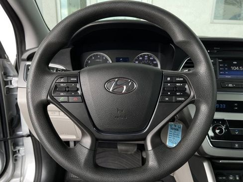 Used 2015 Hyundai Sonata SE w/ Option Group 09 FWD image 14