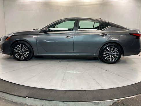 Used 2025 Nissan Altima 2.5 SV w/ SV Premium Package FWD image 2
