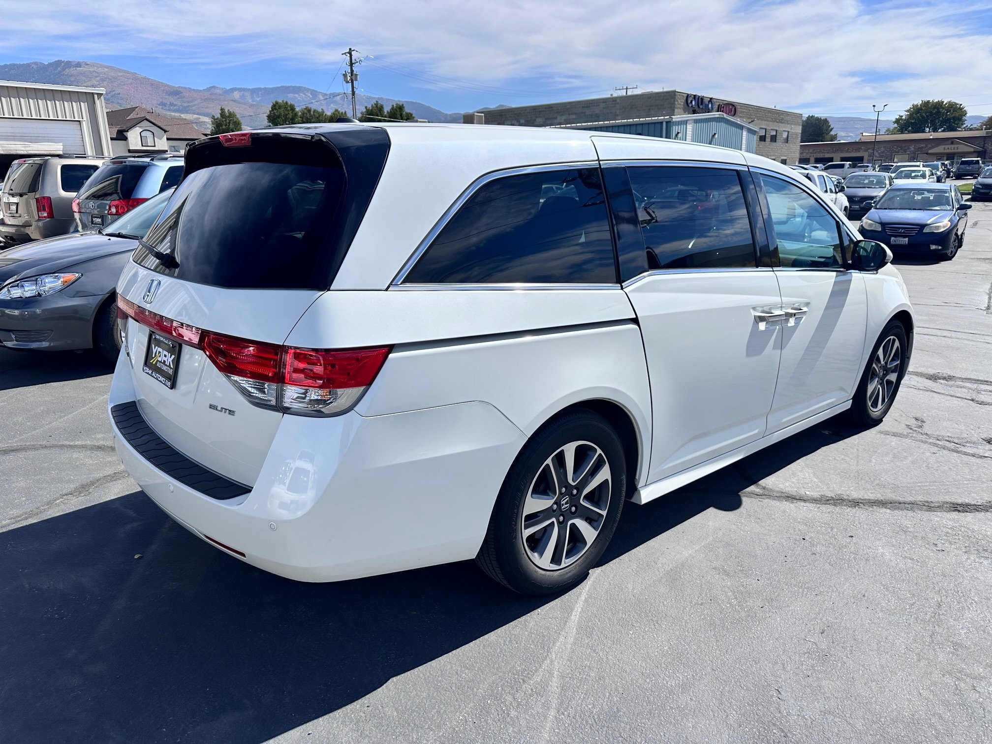 Used 2016 Honda Odyssey Touring Elite image 3