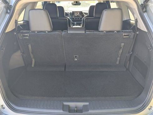 Used 2022 Toyota Highlander XLE AWD/4WD image 17