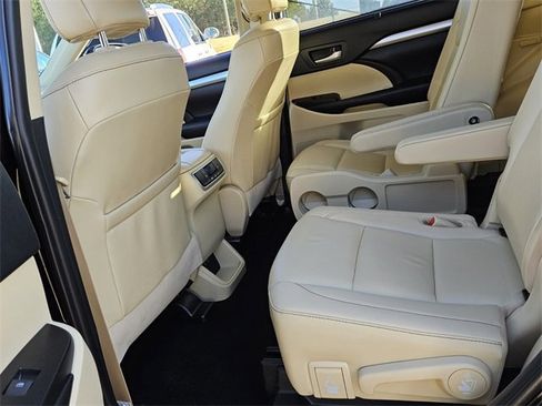 Used 2019 Toyota Highlander XLE image 7