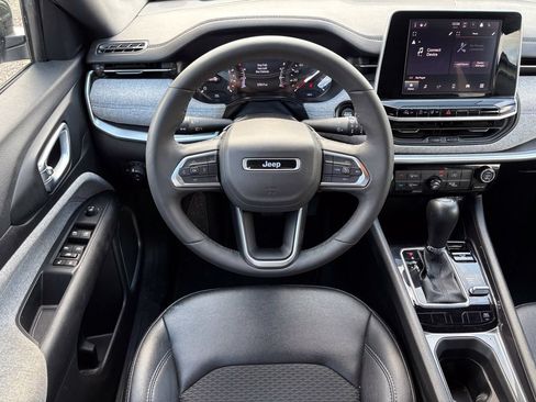 Used 2025 Jeep Compass Latitude AWD/4WD image 17