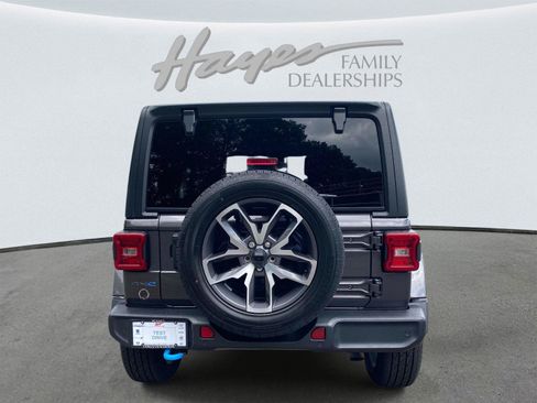 Used 2024 Jeep Wrangler Unlimited w/ Convenience Group AWD/4WD image 4