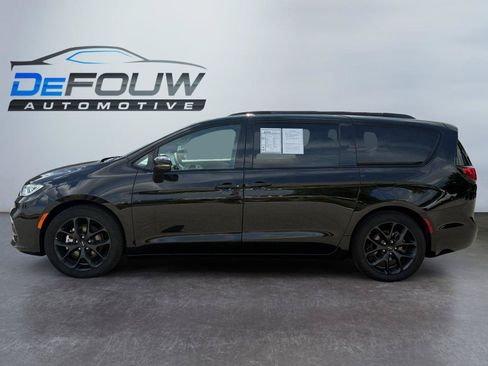Used 2025 Chrysler Pacifica Limited FWD image 6