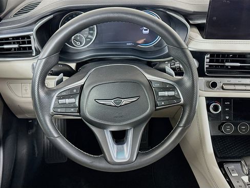 Used 2025 Genesis G70 2.5T image 18