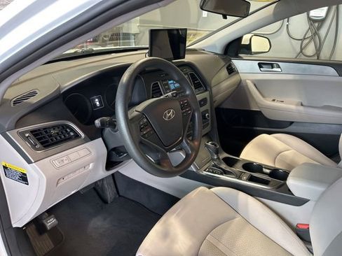 Used 2015 Hyundai Sonata SE FWD image 2