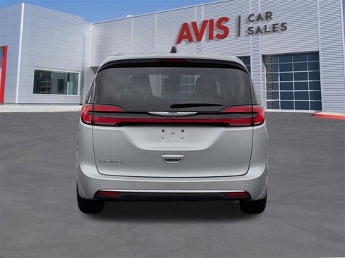 Used 2024 Chrysler Pacifica Touring-L image 7