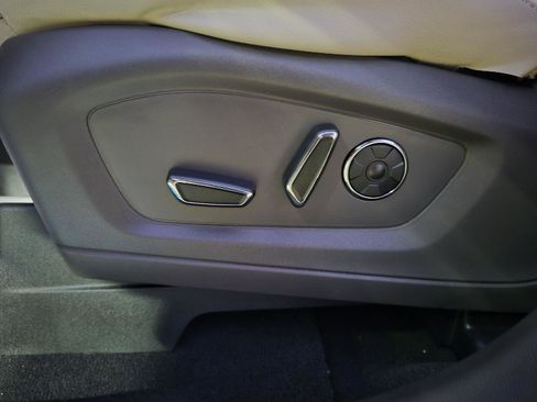 Certified 2020 Ford Explorer Platinum w/ Premium Technology Package image 19