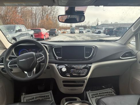 Used 2024 Chrysler Pacifica Touring-L image 13