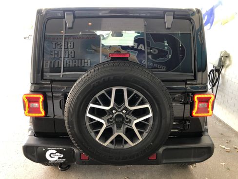 Used 2024 Jeep Wrangler Unlimited Sahara w/ Technology Group AWD/4WD image 7