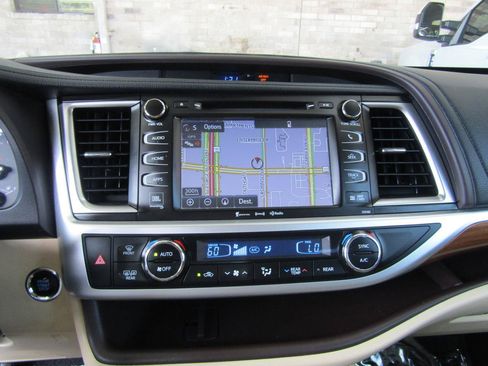 Used 2018 Toyota Highlander Limited Platinum FWD image 21