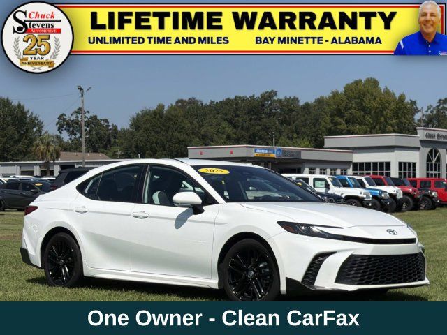 Used 2025 Toyota Camry SE FWD image 1