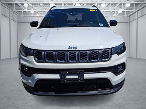 Used 2024 Jeep Compass Latitude AWD/4WD image 2