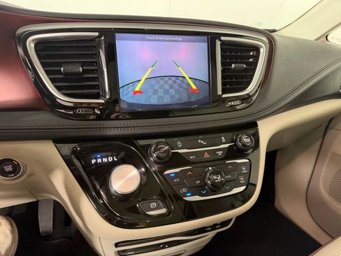 Used 2018 Chrysler Pacifica Limited FWD image 16