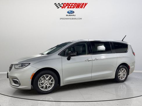 Used 2024 Chrysler Pacifica Touring-L FWD image 11