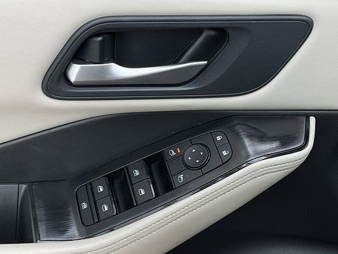 Used 2025 Nissan Rogue SV image 12