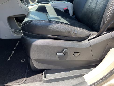 Used 2013 Chrysler Town & Country Touring-L w/ Driver Convenience Group FWD image 17