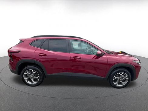 Used 2025 Chevrolet Trax LT FWD image 13