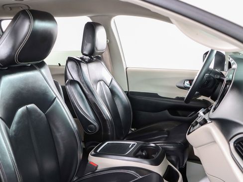 Used 2023 Chrysler Pacifica Touring-L FWD image 27