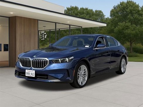 Used 2025 BMW 530i w/ Premium Package image 2