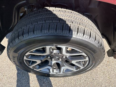 Used 2025 RAM 1500 Laramie AWD/4WD image 12