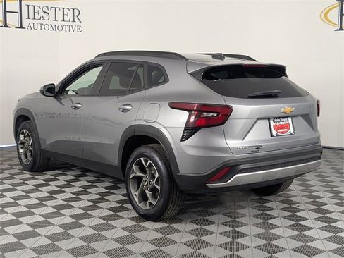 Used 2025 Chevrolet Trax LT w/ LT Convenience Package image 5