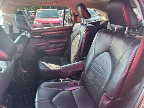 Used 2020 Toyota Highlander XLE image 37