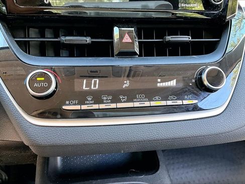 Used 2021 Toyota Corolla LE FWD image 25