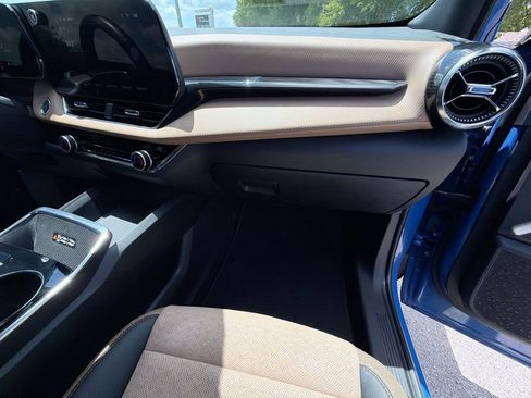 Used 2025 Chevrolet Equinox ACTIV w/ Safety and Technology Package image 32