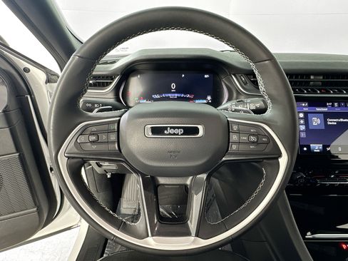 Used 2023 Jeep Grand Cherokee Altitude image 11